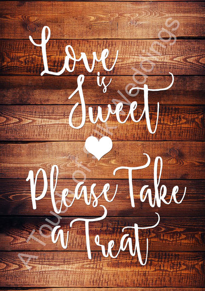 Holzeffekt-Zeichen „Love is Sweet“.