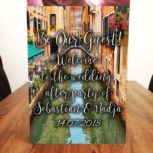 Ortsbezogenes Hochzeitsschild „Be Our Guest“.
